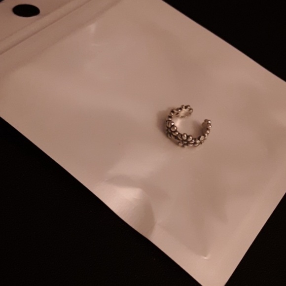 Daisy Ear Cuff- silver tone - Picture 3 of 3